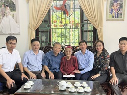 Các đồng chí lãnh đạo xã An Khánh thăm, tặng quà Mẹ Việt Nam anh hùng và người có công dịp Quốc khánh 2/9