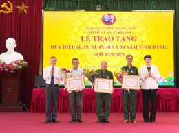 Đảng ủy xã An Khánh tổ chức Lễ trao tặng Huy hiệu Đảng đợt 2-9