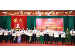 Đảng ủy xã Minh Châu trao tặng huy hiệu Đảng đợt 02/9, triển khai Nghị quyết và tổng kết công tác tổ chức Đại hội.