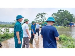 Xã Phú Nghĩa huy động lực lượng Dân quân tự vệ đắp chống tràn tuyến đê Bối tả Tích qua địa bàn thôn Quyết Hạ
