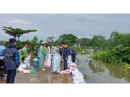 Phú Nghĩa tiếp tục huy động lực lượng Dân quân tự vệ và Nhân dân đắp bao tải chống tràn đoạn để Bối tả Tích thôn Quyết Hạ và đê tả Bùi đoạn thôn Trung Hoàng