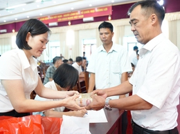Xã Hạ Bằng: Đảm bảo kịp thời, đúng đối tượng trong chi trả quà dịp 2/9