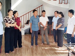 Lãnh đạo xã Hòa Phú thăm, động viên và trao quà các hộ dân bị ảnh hưởng do bão số 5