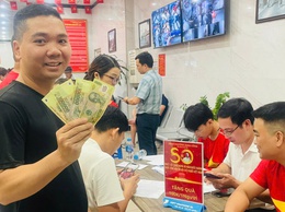 Nhân dân phường Định Công phấn khởi khi kịp thời nhận được quà trong dịp Tết độc lập