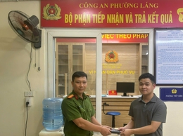 CÔNG AN PHƯỜNG LÁNG TRAO TRẢ TÀI SẢN, GIẤY TỜ TÙY THÂN CHO NGƯỜI DÂN BỊ ĐÁNH RƠI