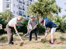Cán bộ, nhân dân phường Phúc Lợi ra quân tổng vệ sinh môi trường
