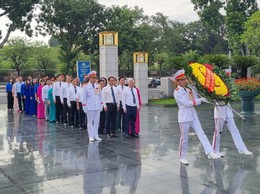 Đoàn đại biểu phường Đại Mỗ dâng hương tưởng niệm các anh hùng liệt sĩ tại Đài tưởng niệm các anh hùng liệt sĩ trên đường Bắc Sơn và vào Lăng viếng Chủ tịch Hồ Chí Minh