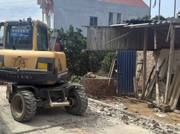 Nhân dân thôn Yên Khê tích cực xây dựng nông thôn mới nâng cao, hiến đất làm đường giao thông chào mừng Đại hội đại biểu Đảng bộ phường Chương Mỹ lần thứ I, nhiệm kỳ 2025 - 2030
