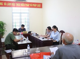 Đồng chí Bí thư Đảng ủy xã tiếp công dân định kỳ