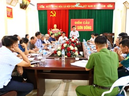 Đồng chí Chủ tịch UBND xã Sơn Đồng Phạm Gia Lộc chủ trì giao ban công tác tháng 8/2025