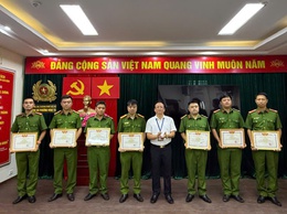 Đảng ủy-UBND phường Vĩnh Tuy khen thưởng đột xuất Công an phường Vĩnh Tuy trong công tác phòng chống tội phạm