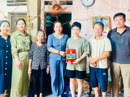 Ủy ban MTTQ và các tổ chức chính trị - xã hội xã Quốc Oai thăm hỏi, tặng quà các gia đình chính sách và hộ khó khăn trên địa bàn