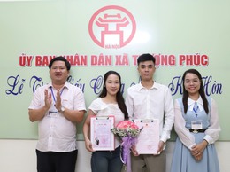 UBND xã Thượng Phúc trao giấy chứng nhận kết hôn và tặng hoa chúc mừng cho công dân