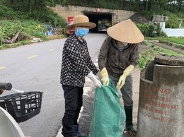 CHI HỘI NÔNG DÂN THÔN ĐÔNG, THÔN NINH MÔN ( XÃ NỘI BÀI) THU GOM VỎ BAO BÌ THUỐC BẢO VỆ THỰC VẬT VÀ ĐẶT THÊM CÁC THÙNG ĐỰNG TẠI CÁC CÁNH ĐỒNG