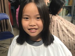        MỘT MÁI TÓC – GỬI NGÀN YÊU THƯƠNG

(Chuyện kể về cô học trò nhỏ Nguyễn Hoàng Nguyệt Hà, lớp 5E, Trường Tiểu học Thanh Cao)