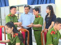 Bí thư Đảng uỷ xã Phúc Lộc kiểm tra công tác làm thủ tục đổi thẻ đảng viên tại Công an xã