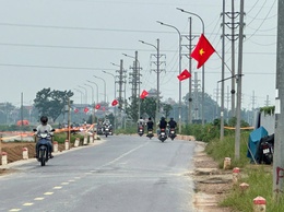 Phát huy truyền thống yêu nước, Nhân dân xã Thanh Oai tích cực treo cờ Tổ quốc, cờ Đảng chào mừng đại hội Đảng bộ xã và kỷ niệm 80 năm Cách mạng Tháng Tám, Quốc khánh 2/9