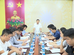 Đồng chí Phó Bí thư Đảng ủy, Chủ tịch UBND xã An Khánh Hồ Trung Nghĩa làm việc với Ban Quản lý Dự án đầu tư - hạ tầng