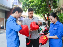 Thôn Du Nghệ sôi nổi ra quân trang trí khánh tiết, thiết thực chào mừng các ngày lễ lớn và Đại hội Đảng bộ xã Quốc Oai lần thứ I, nhiệm kỳ 2025 – 2030
