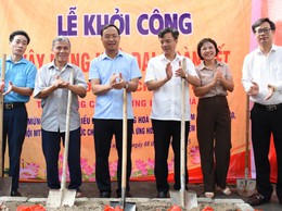 KHỞI CÔNG XÂY DỰNG NHÀ “ĐẠI ĐOÀN KẾT” TẠI THÔN DŨNG CẢM VÀ GẮN BIỂN CÁC CÔNG TRÌNH CHÀO MỪNG ĐẠI HỘI ĐẢNG.
