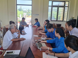 Tuổi trẻ Trung tâm Bảo trợ xã hội 2 Hà Nội hỗ trợ các đồng chí Đảng viên Chi bộ thôn Phù Yên (xã Ứng Thiên) cập nhật thông tin trên Cổng Dịch vụ công quốc gia