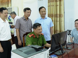 Công an xã Ứng Hòa tích cực hỗ trợ đổi thẻ đảng viên.