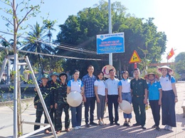 Hội Liên hiệp Phụ nữ phường Tùng Thiện gắn biển công trình Hàng cây phụ nữ - vun trồng tương lai