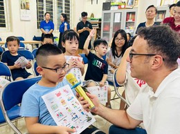 Lớp học tiếng Anh vui vẻ của thiếu nhi phường Đống Đa
