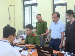 VÂN ĐÌNH, THƯỜNG TRỰC ĐẢNG UỶ XÃ KIÊM TRA CÔNG TÁC TIẾP NHẬN, HƯỚNG DẪN ĐỔI THẺ ĐẢNG VIÊN