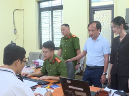 THƯỜNG TRỰC ĐẢNG UỶ XÃ VÂN ĐÌNH KIỂM TRA CÔNG TÁC TIẾP NHẬN, HƯỚNG DẪN ĐỔI THẺ ĐẢNG VIÊN
