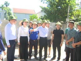 Thường trực Đảng uỷ xã kiểm tra cơ sở, động viên nhân dân chung sức xây dựng nông thôn mới