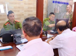 Công an xã Thanh Trì: Nỗ lực hỗ trợ trong công tác đổi thẻ đảng viên và chuẩn hóa dữ liệu đảng viên