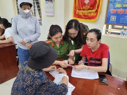 Cán bộ phụ nữ Công an xã Nam Phù về thôn hỗ trợ người dân nhận quà Tết Độc lập
