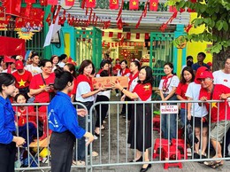 Trường học mở cửa, đón nhân dân, cựu chiến binh nghỉ ngơi xem diễu binh A80