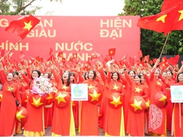 200 cán bộ, hội viên phụ nữ xã Quang Minh tham gia đồng diễn áo dài nhân kỷ niệm 80 năm Quốc khánh