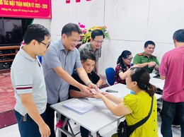 Người dân phường Hồng Hà phấn khởi nhận quà 100.000 đồng từ Chính phủ nhân dịp 2/9