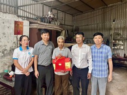 MẶT TRẬN TỔ QUỐC VÀ CÁC TỔ CHỨC CHÍNH TRỊ - XÃ HỘI XÃ CHƯƠNG DƯƠNG THĂM TẶNG QUÀ CHO ĐOÀN VIÊN, HỘI VIÊN CÓ HOÀN CẢNH KHÓ KHĂN