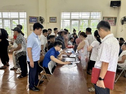 Xã Hồng Vân kịp thời tổ chức chi trả tiền quà tặng dịp Quốc khánh 2/9 cho người dân