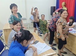 Nhân dân phường Tây Hồ phấn khởi đón nhận quà ý nghĩa dịp Quốc khánh 2/9