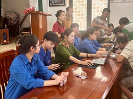 CÔNG AN XÃ BÌNH MINH PHỐI HỢP TỔ CHỨC TRAO QUÀ TẾT ĐỘC LẬP ĐẾN TẬN TAY NGƯỜI DÂN