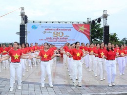 Trên 200 hội viên phụ nữ phường Dương Nội đồng diễn dân vũ chào mừng 80 năm Quốc khánh