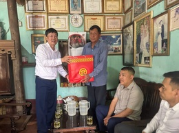 Lãnh đạo xã Phú Cát thăm, tặng quà Mẹ Việt Nam Anh hùng và thương binh nhân kỷ niệm 80 năm Quốc khánh 2/9