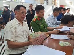 Nhân dân Ô Diên phấn khởi nhận quà Quốc khánh 2/9