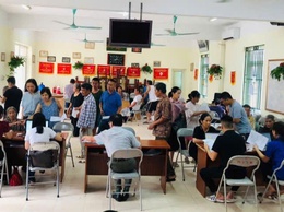 Xã Thuận An chi trả tiền quà tặng Quốc khánh cho người dân