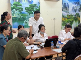 Chủ tịch UBND xã Gia Lâm kiểm tra công tác chi trả quà 2/9 tại các điểm trên địa bàn