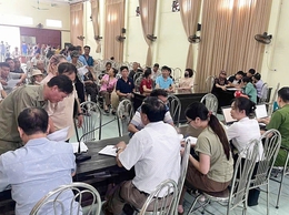 Nhân dân trên địa bàn xã Xuân Mai hân hoan nhận quà nhân dịp tết độc lập năm 2025
