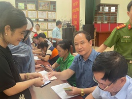 Nhân dân Hoà Xá phấn khởi, hồ hởi tới nhà văn hoá thôn nhận quà của Chính phủ nhân dịp kỷ niệm 80 năm Cách mạng tháng Tám và Quốc khánh 2/9