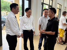 NHÂN DÂN XÃ TAM HƯNG PHẤN KHỞI NHẬN QUÀ TẾT ĐỘC LẬP