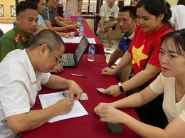 NHÂN DÂN PHƯỜNG YÊN NGHĨA PHẤN KHỞI NHẬN QUÀ NHÂN DỊP 80 NĂM CÁCH MẠNG THÁNG TÁM & QUỐC KHÁNH 2/9