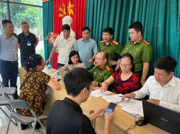 Phường Tây Mỗ chi trả tiền quà Quốc khánh 2/9 cho Nhân dân

